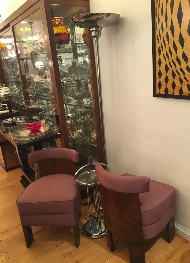 mesita antigua pequeña en un ambiente elegante con sillas