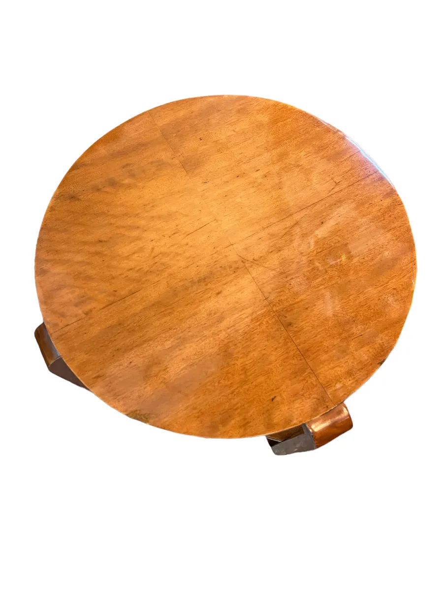 طاولة صغيرة قديمة مستديرة مع سطح أملس وأرجل قصيرة