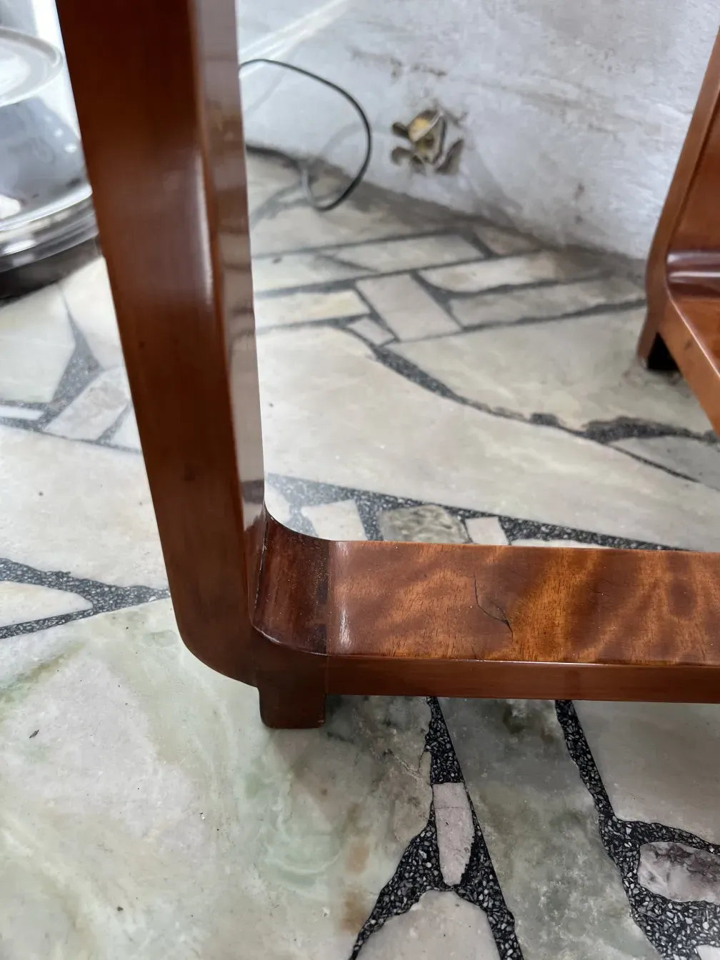 mesinha antiga com design único em um ambiente elegante