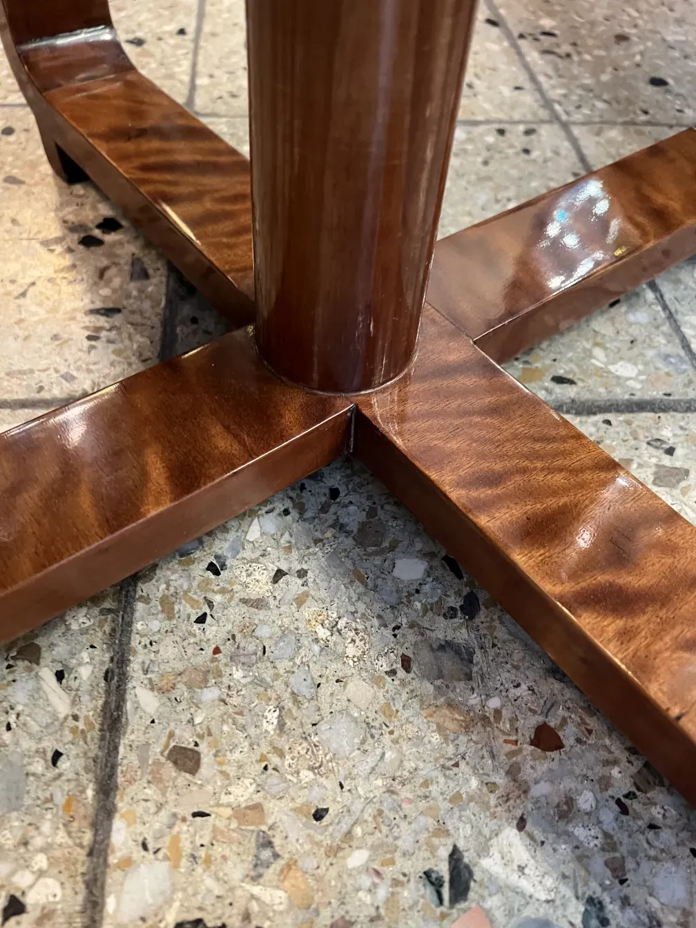 Tavolino antico con gambe eleganti e design semplice. Accento decorativo in un ambiente classico.