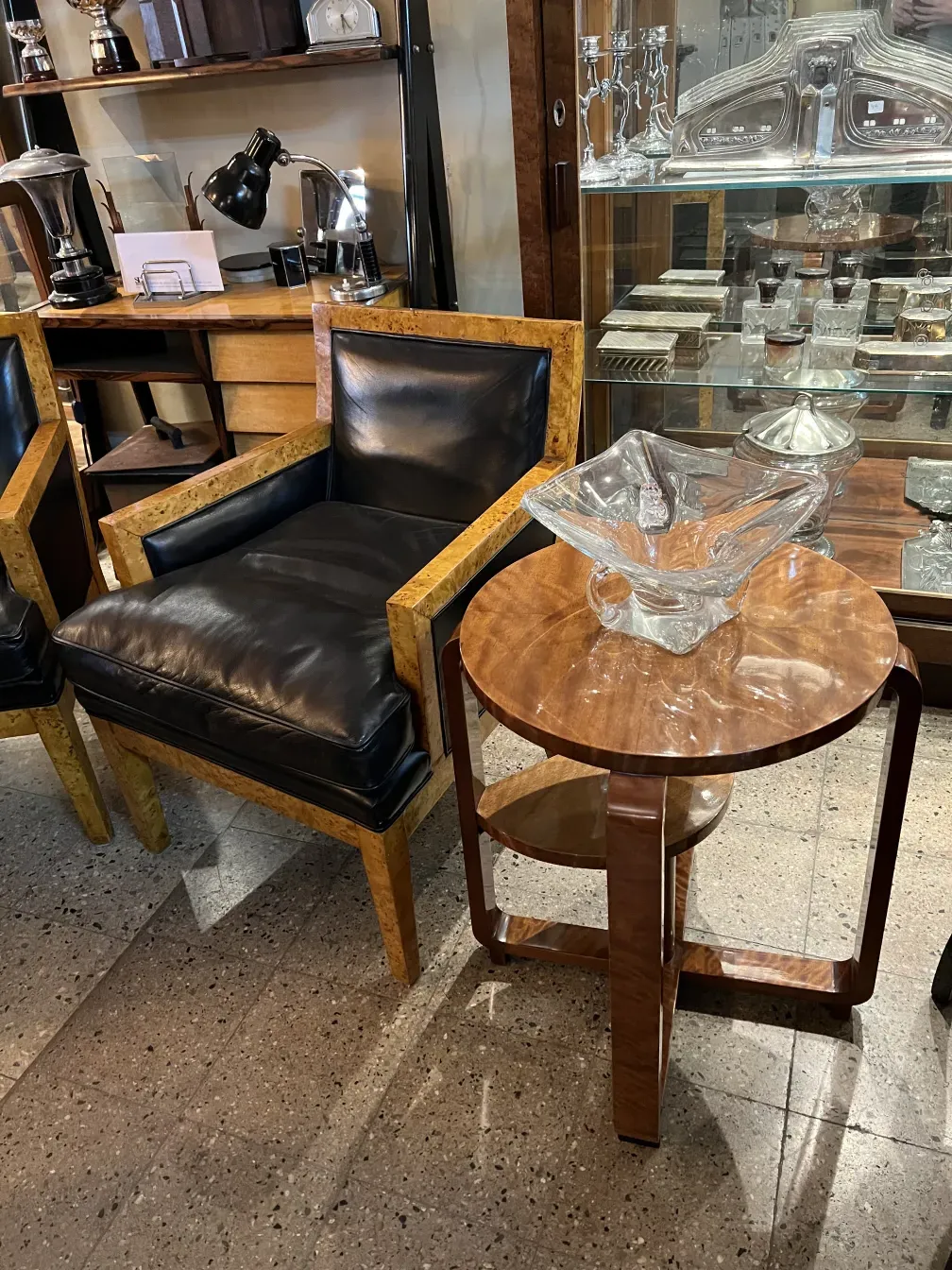 antigua mesita de café en un ambiente elegante