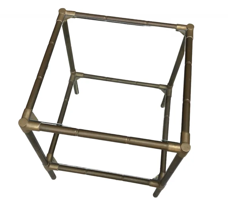 petite table antique avec structure ouverte et pieds visibles