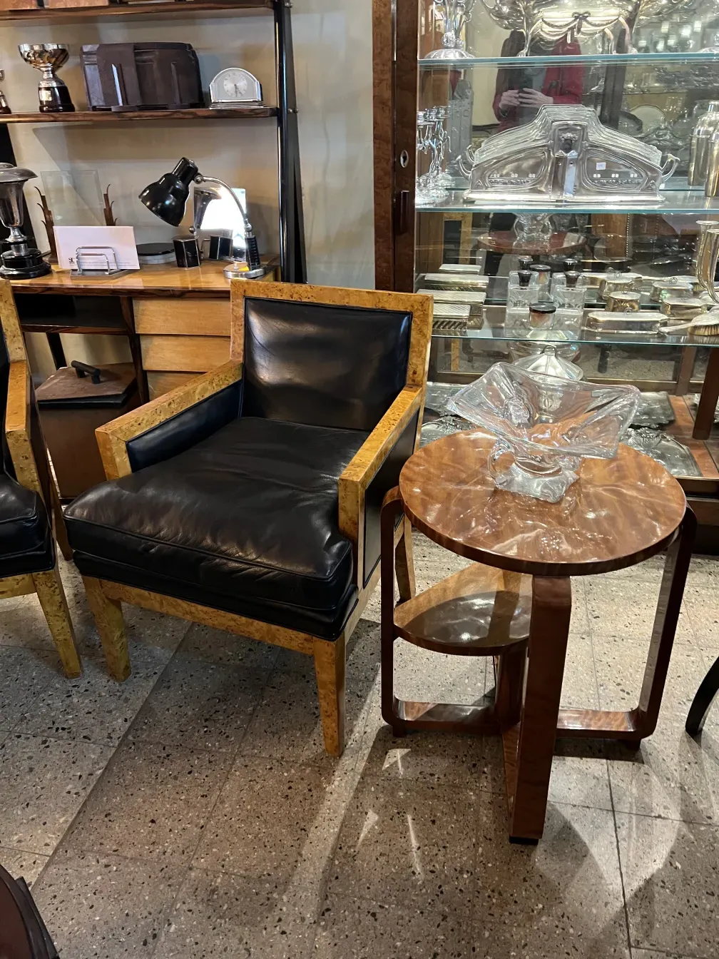 Mesita antigua con un diseño circular y ambiente acogedor.