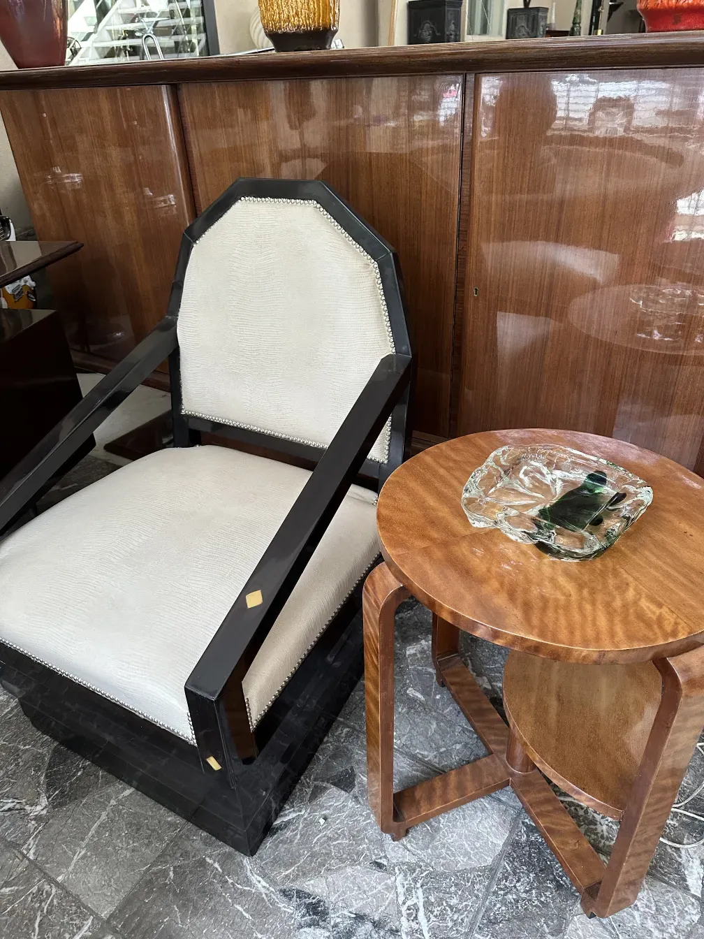 antiker runder kleiner Tisch, elegant, schafft eine gemütliche und klassische Atmosphäre