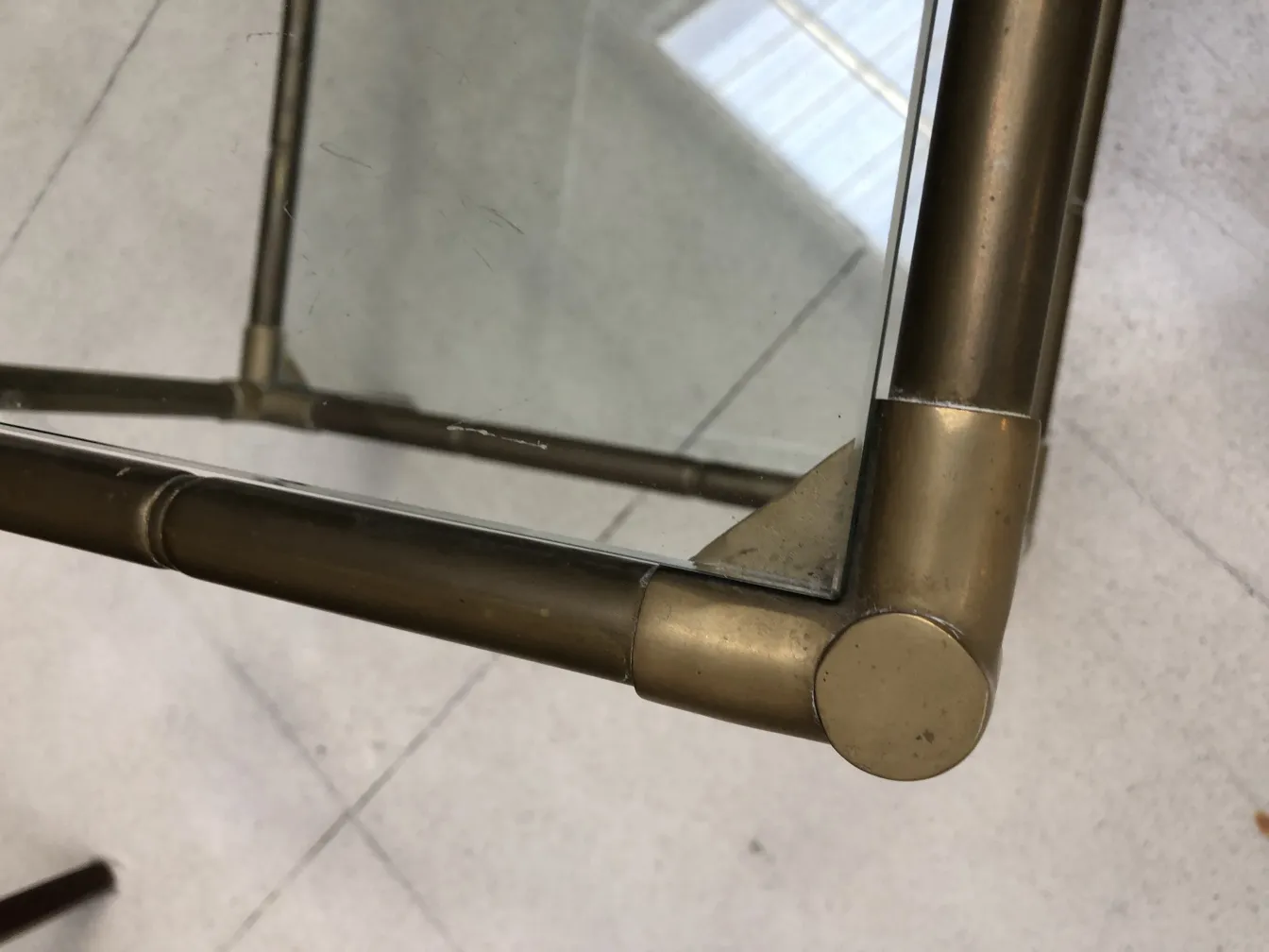 प्राचीन छोटी मेज़ के साथ दर्पण, एक उज्ज्वल परिवेश में