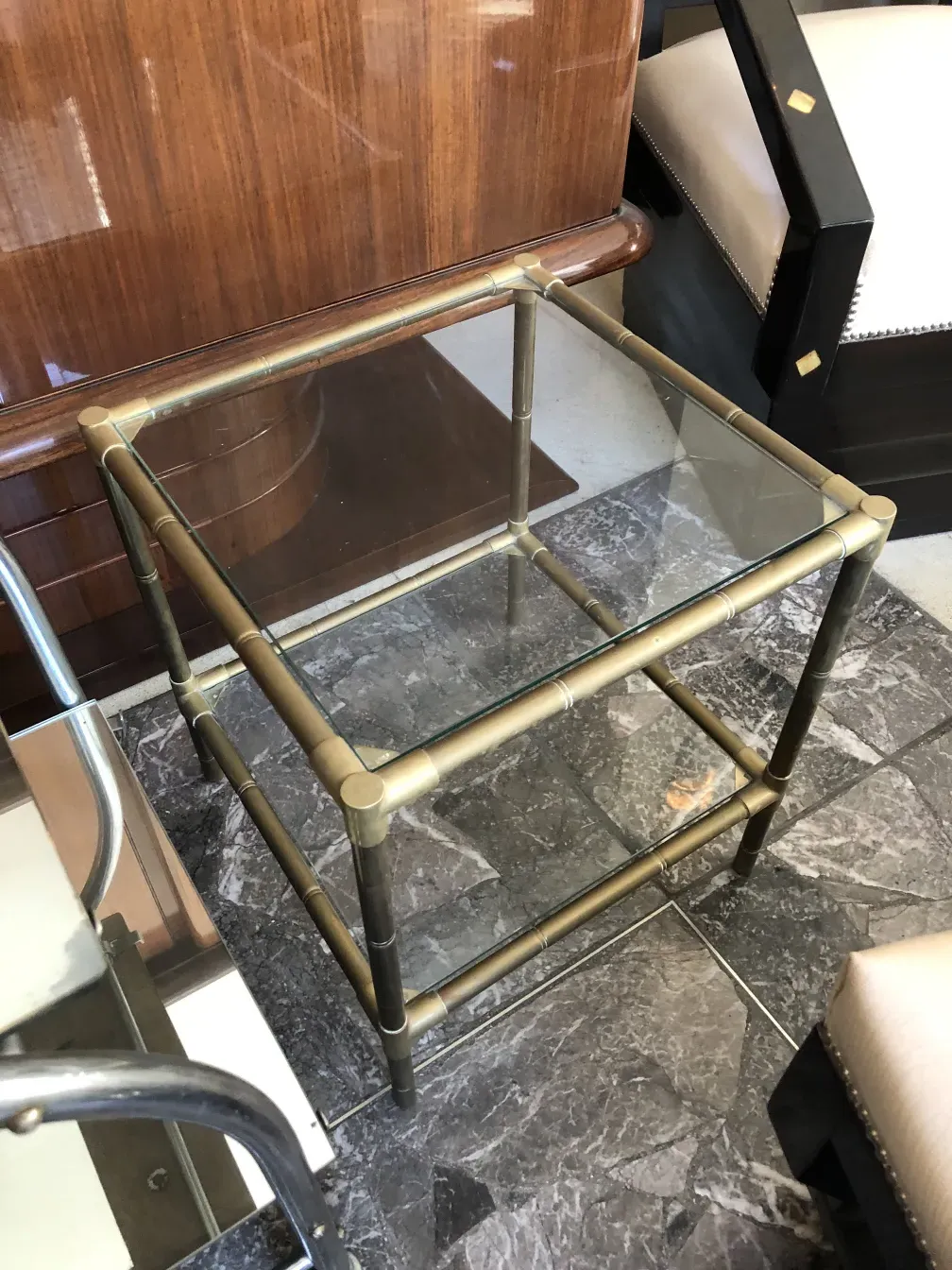 古典小桌子，玻璃台面，现代环境