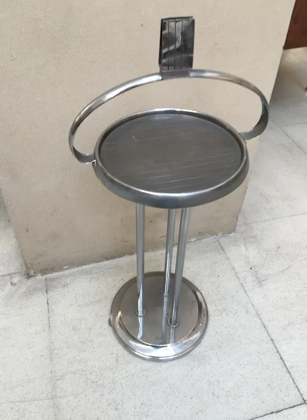 Mesita antigua con base circular sobre el suelo