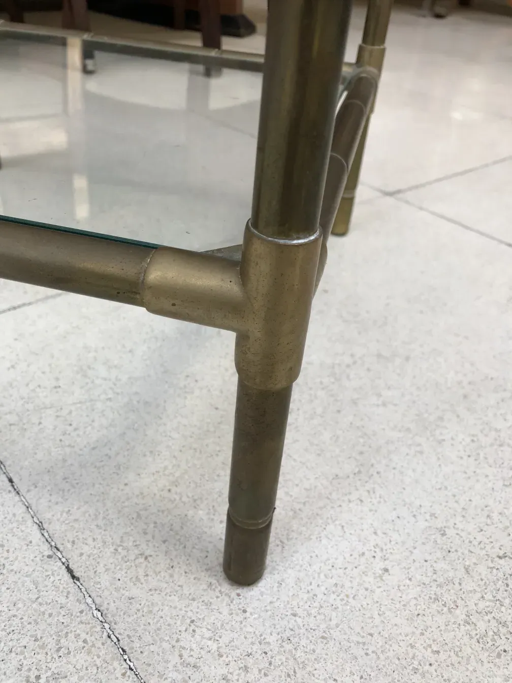 petite table ancienne avec finition dorée et décoration simple dans les environs