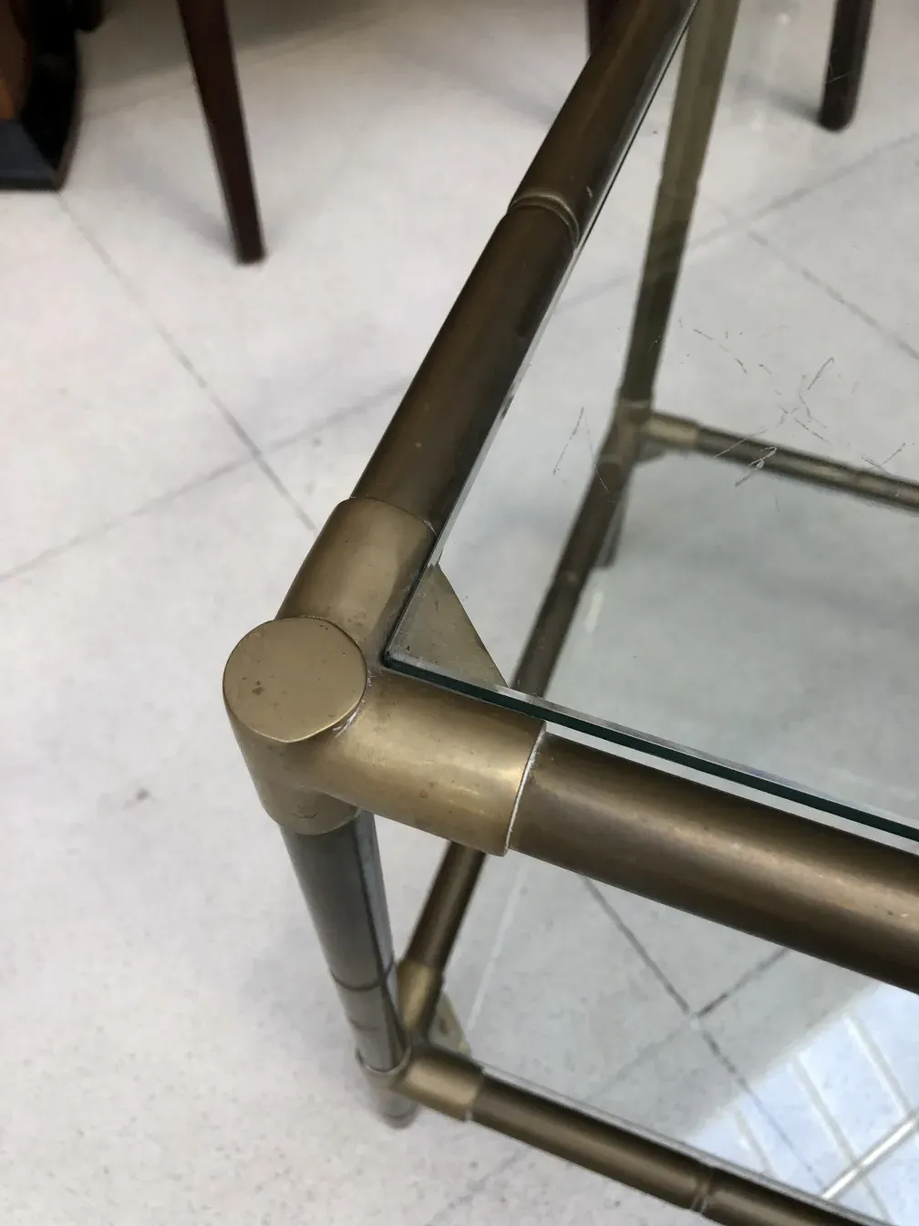 Antiker kleiner Tisch mit sichtbarer Struktur und Glasplatte