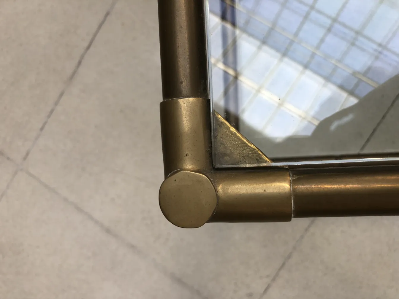 detalle de una mesita antigua con un espejo