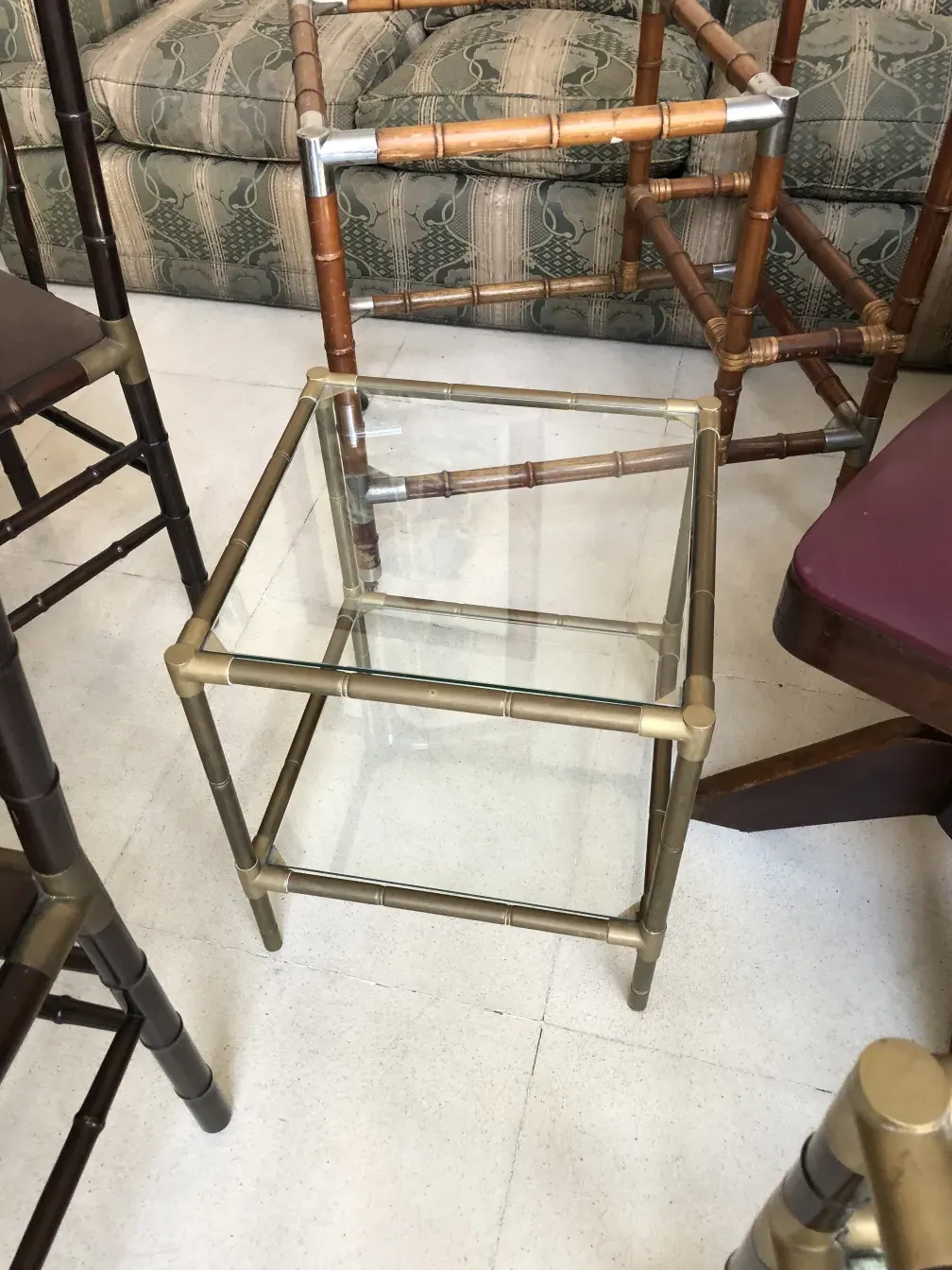 petite table antique avec finition brillante dans un cadre confortable