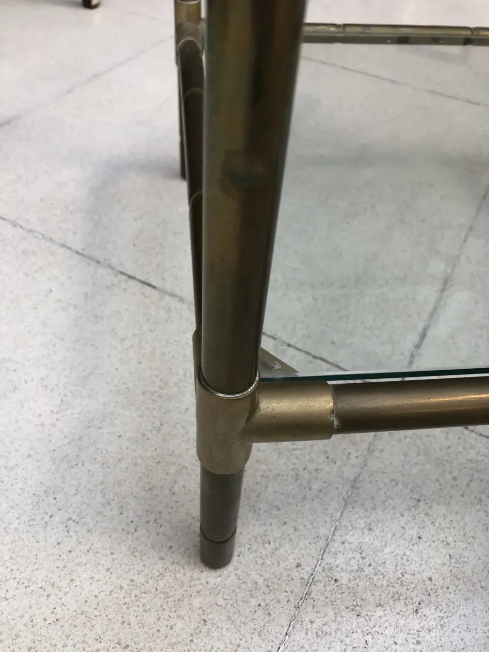 kleiner antiker Tisch mit feinen Details, neutrale Umgebung