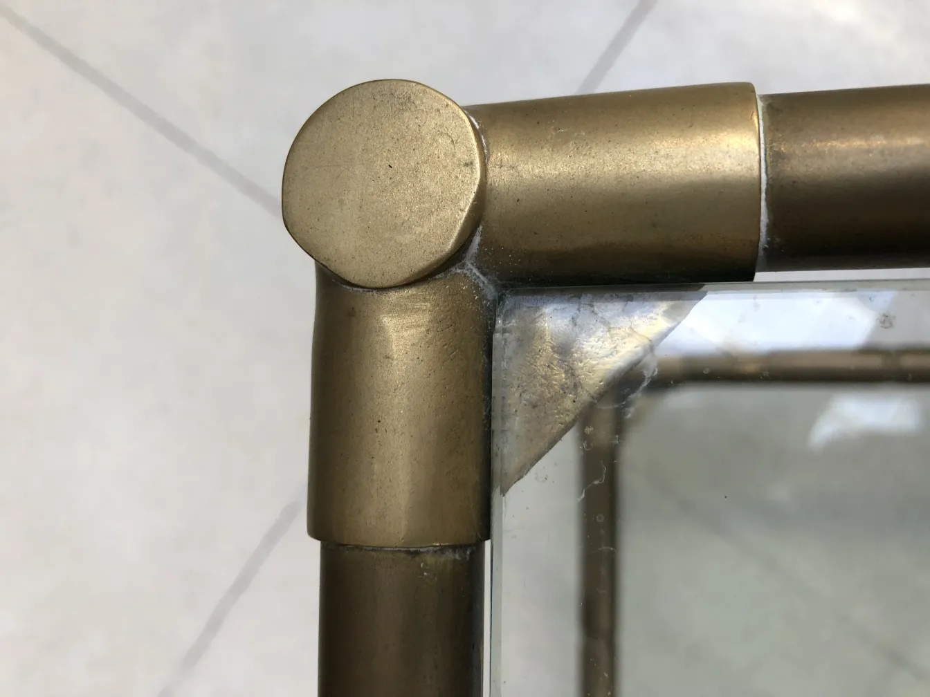 detalle de una esquina de mesita antigua con adornos dorados