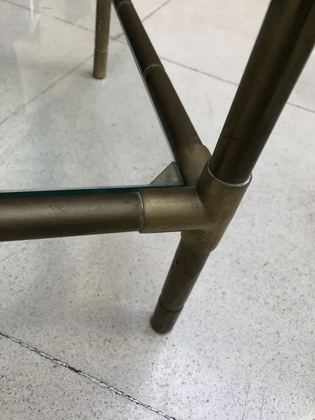 ancienne petite table de forme simple avec des pieds tubulaires, environnement neutre