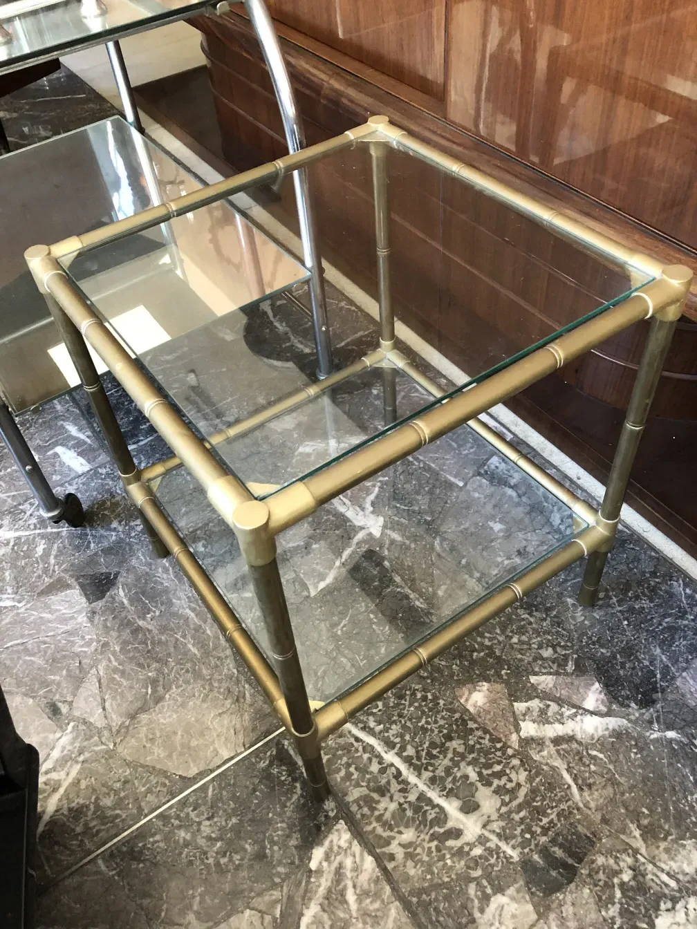 Petite table antique dans un environnement en marbre, simple et accueillante.