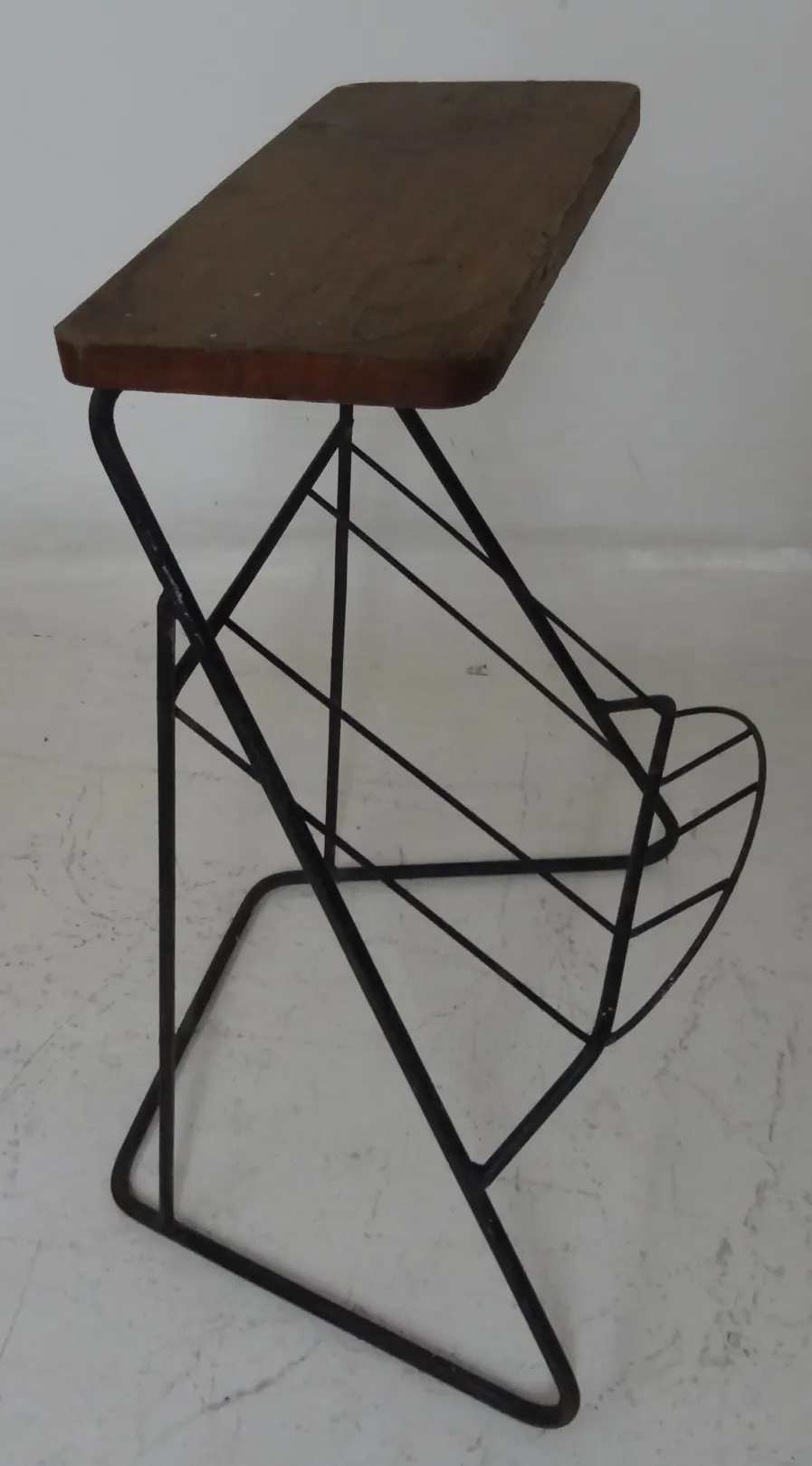 Tavolino antico con design semplice e gambe in metallo, sfondo bianco.