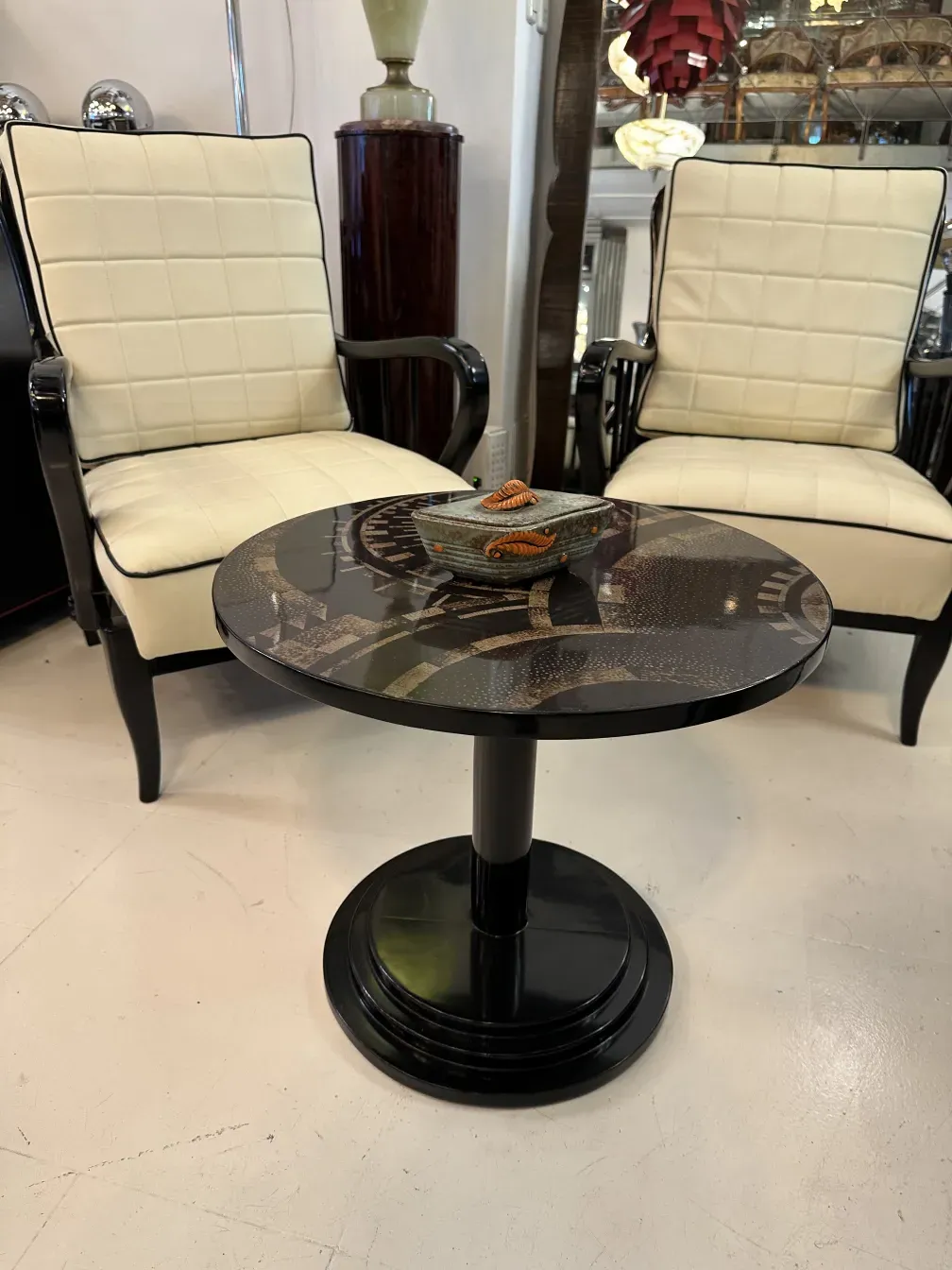 petite table ronde ancienne dans un cadre élégant