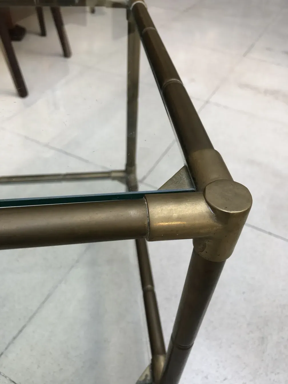 vista dettagliata di un antico tavolino elegante con gambe decorative