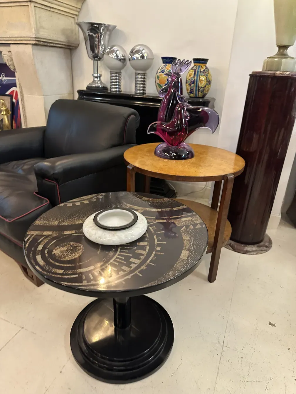 Petite table ancienne avec décoration artistique, ambiance chaleureuse.