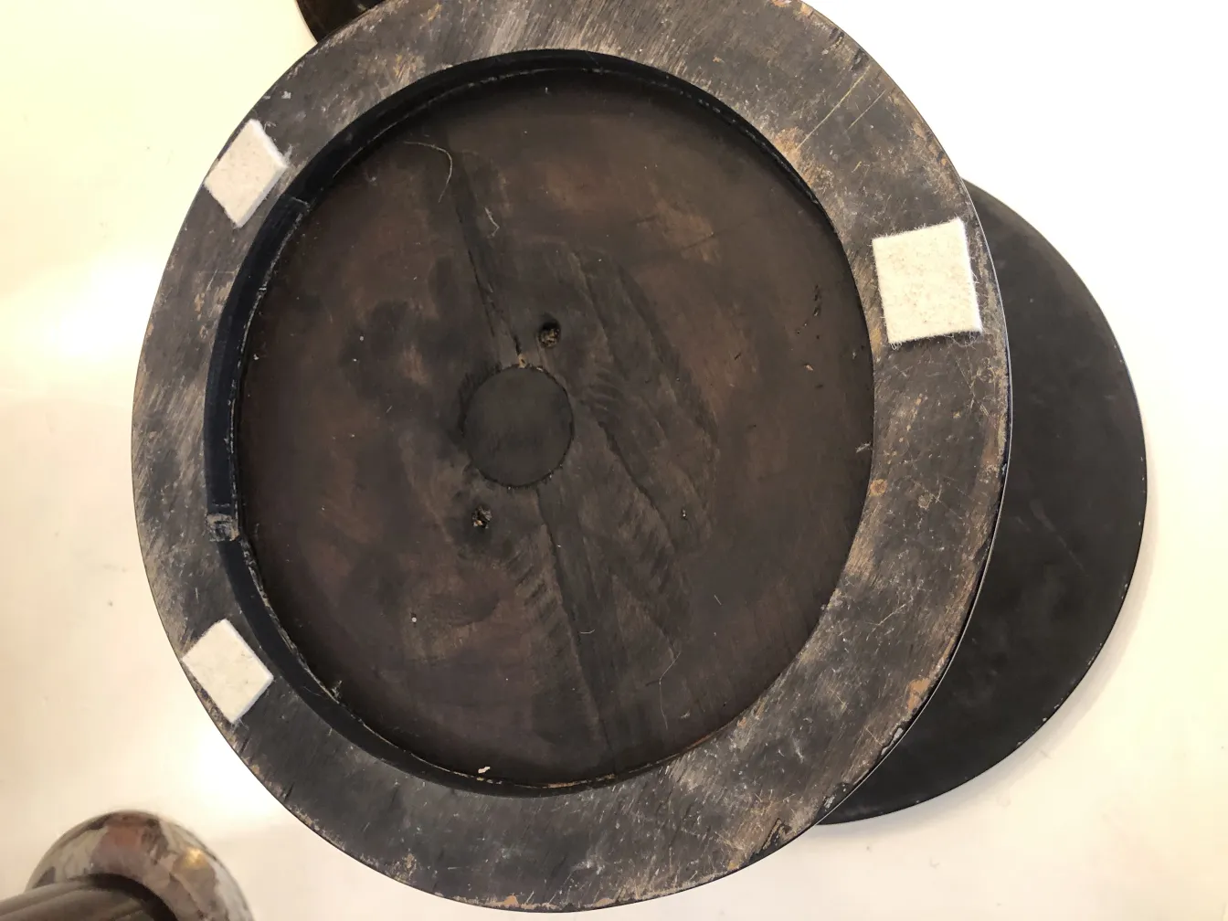 petite table antique, vue par le dessous, détails classiques