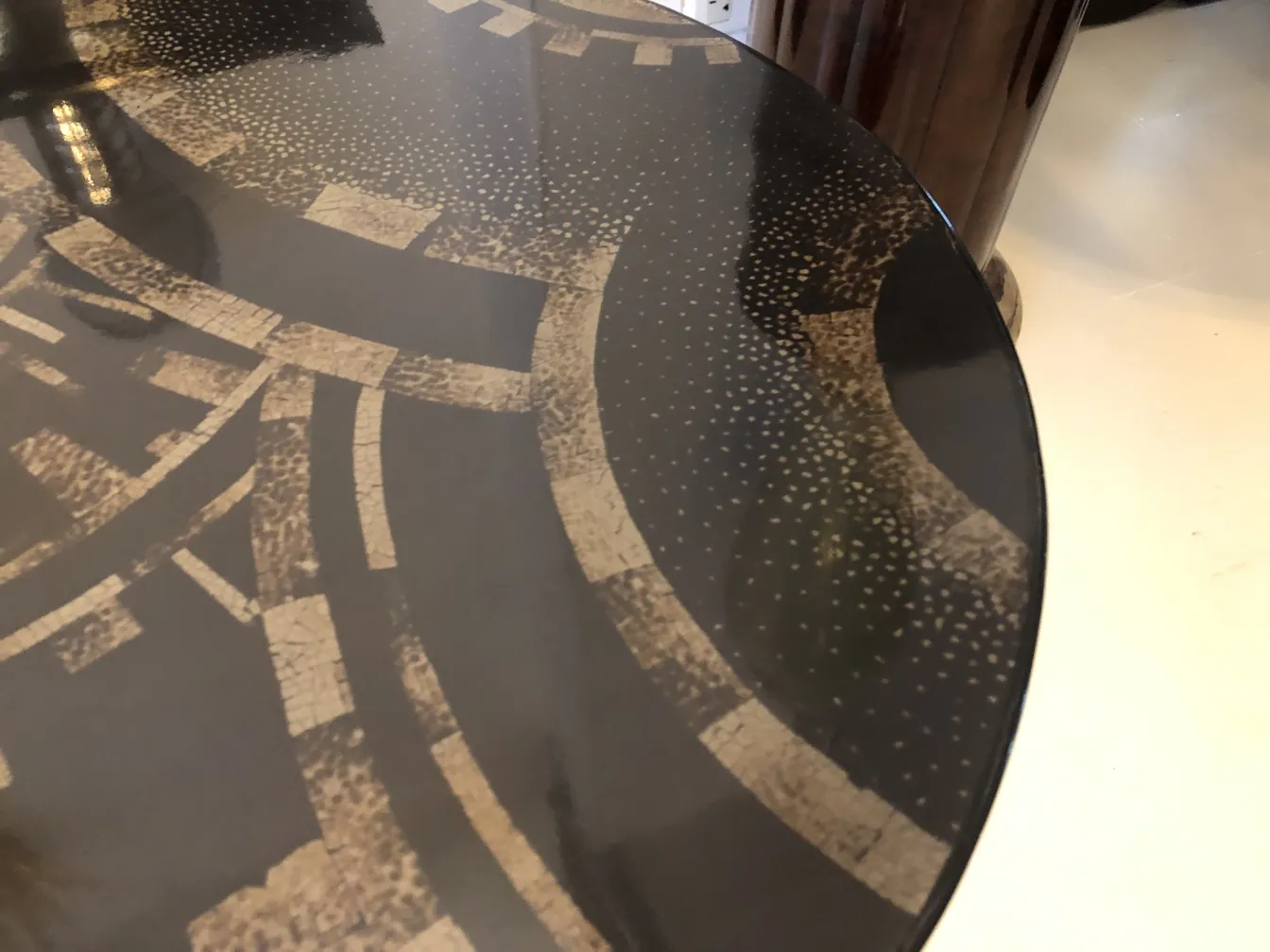 mesita antigua, superficie decorativa con patrones