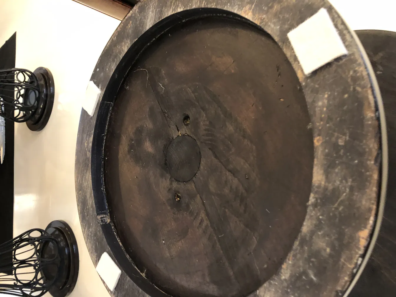 Petite table ancienne avec des détails complexes sur le dessus, entourée d'un cadre chaleureux.