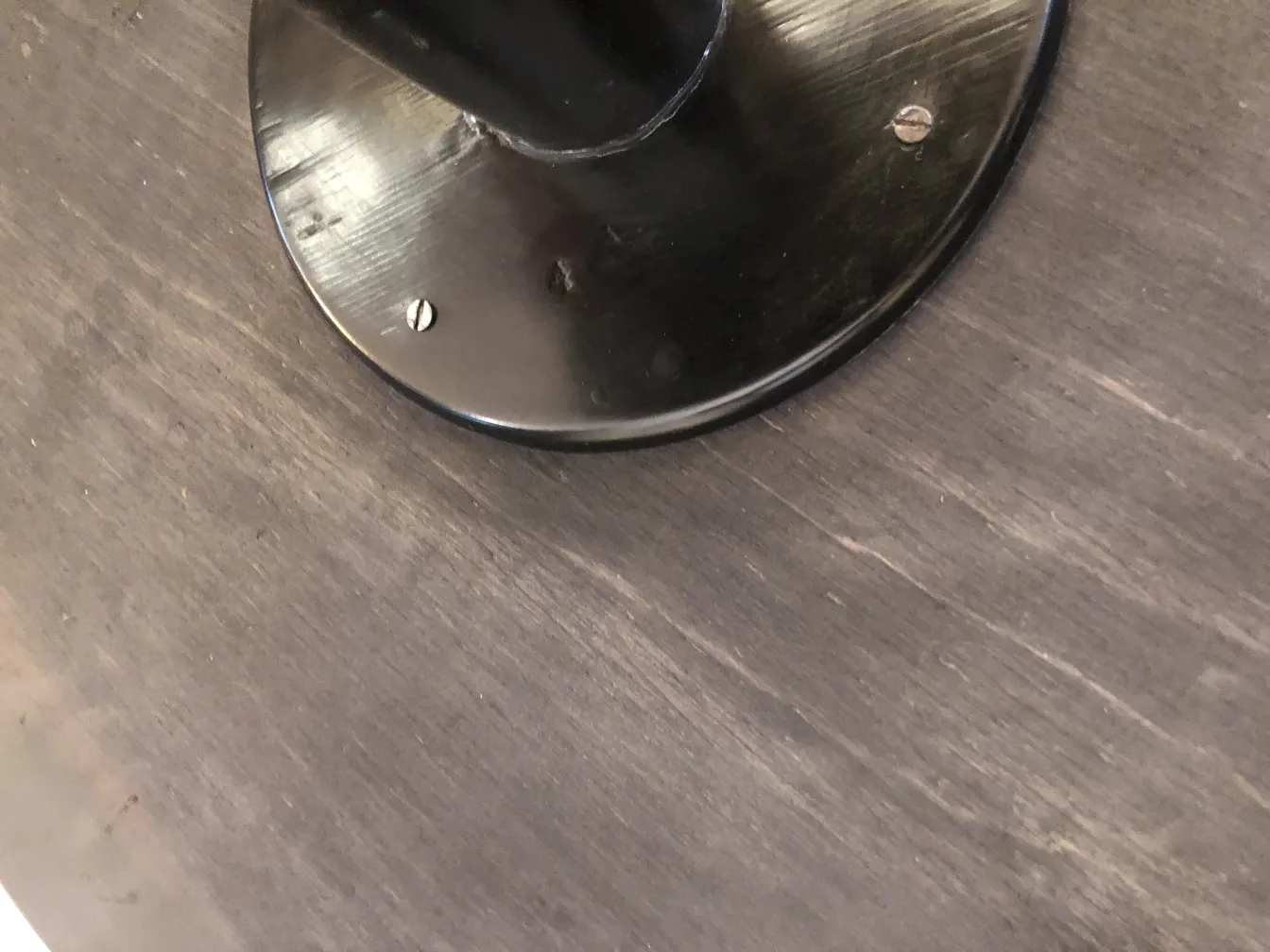 sicht auf einen antiken kleinen Tisch mit sichtbarer Basis