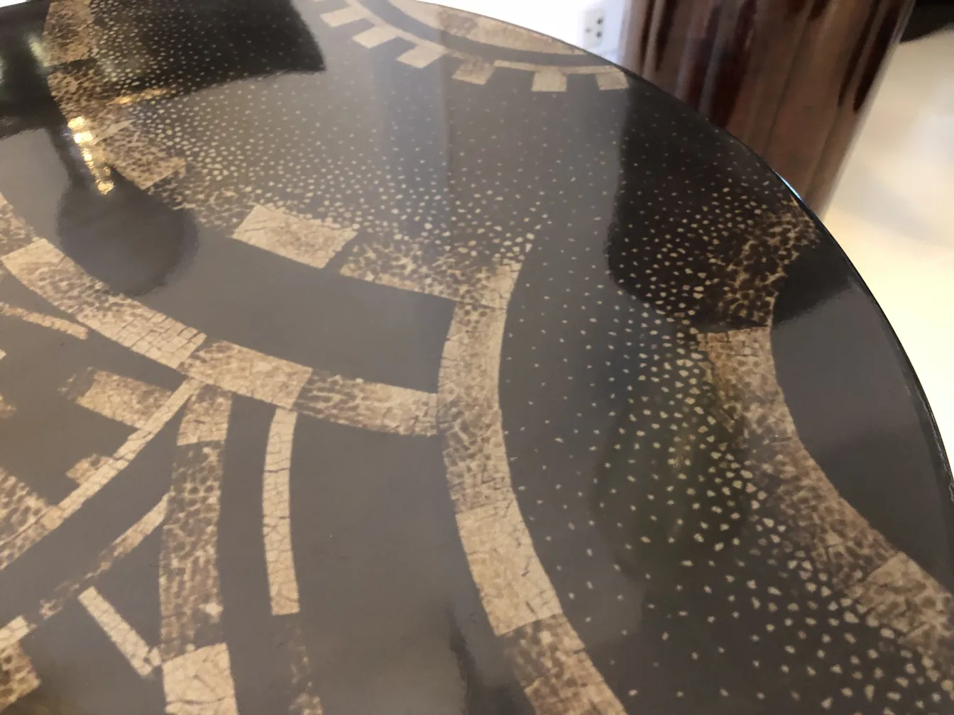 Mesa antigua con decoraciones sutiles y diseño elegante.