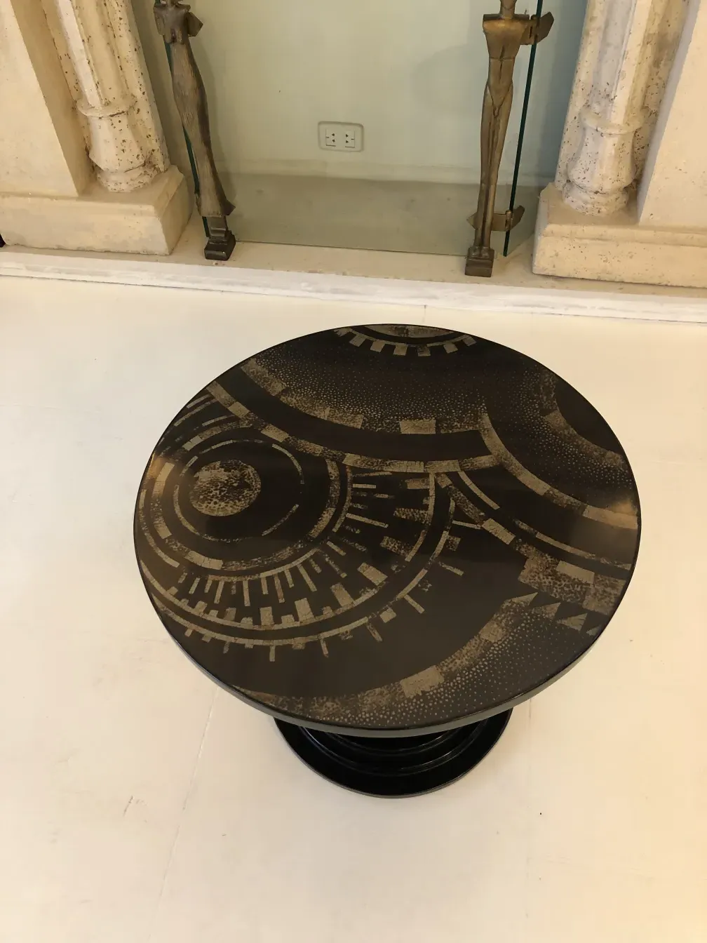 Mesita antigua con diseño único, entorno minimalista.