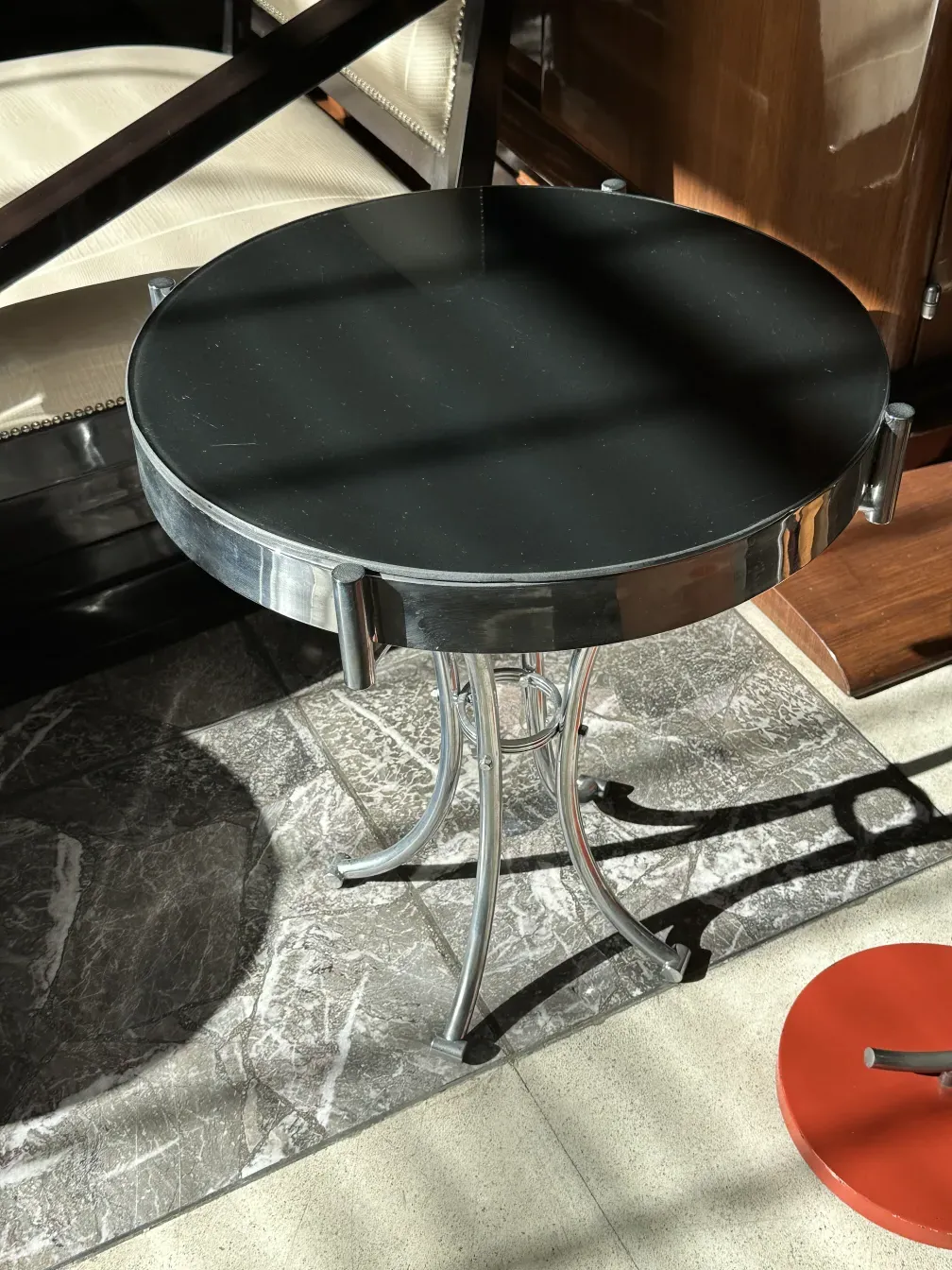 曲がった脚のあるアンティークの丸いテーブルがエレガントな環境に