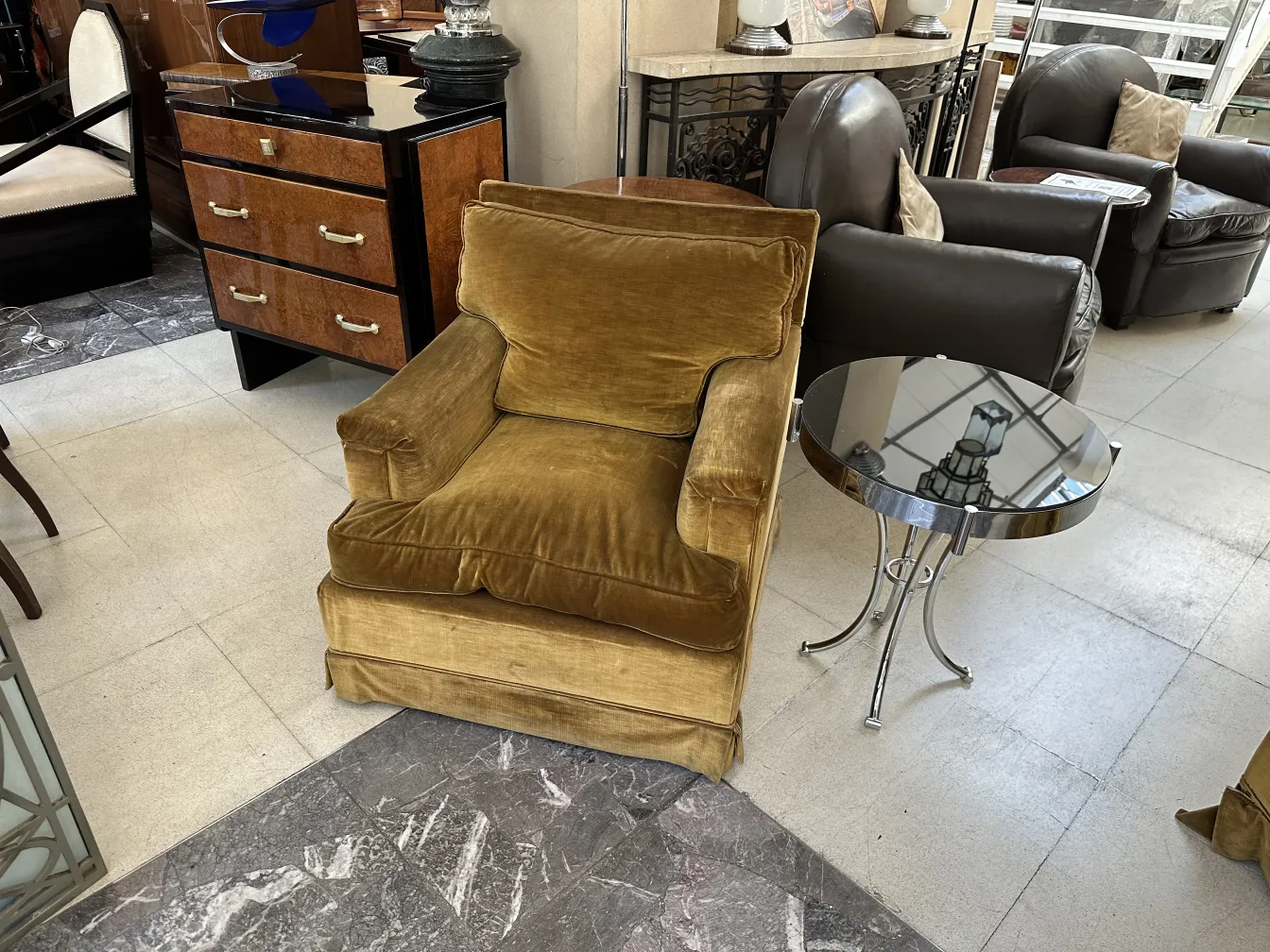 طاولة صغيرة قديمة في بيئة أنيقة