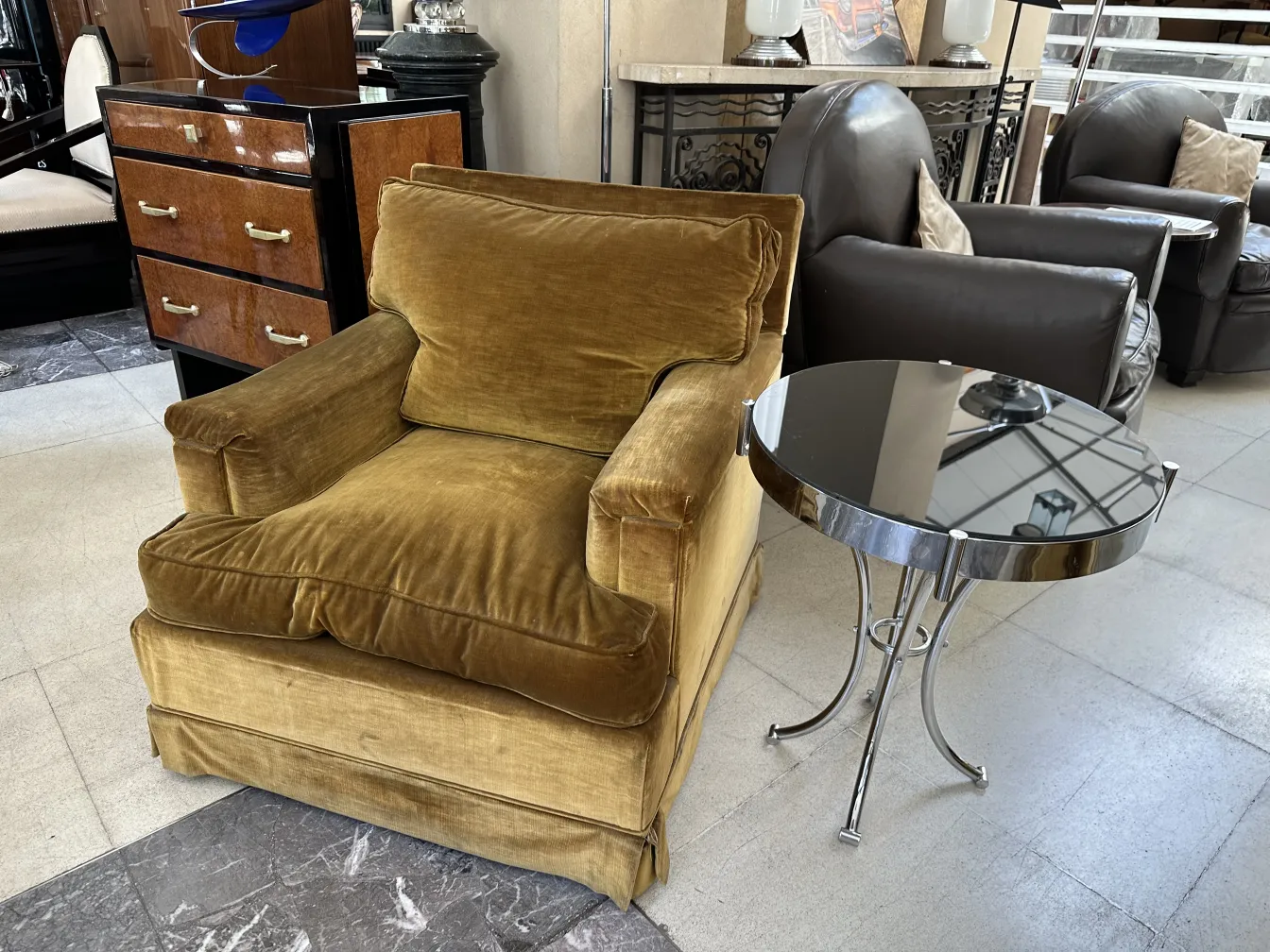 mesita antigua redonda con superficie brillante