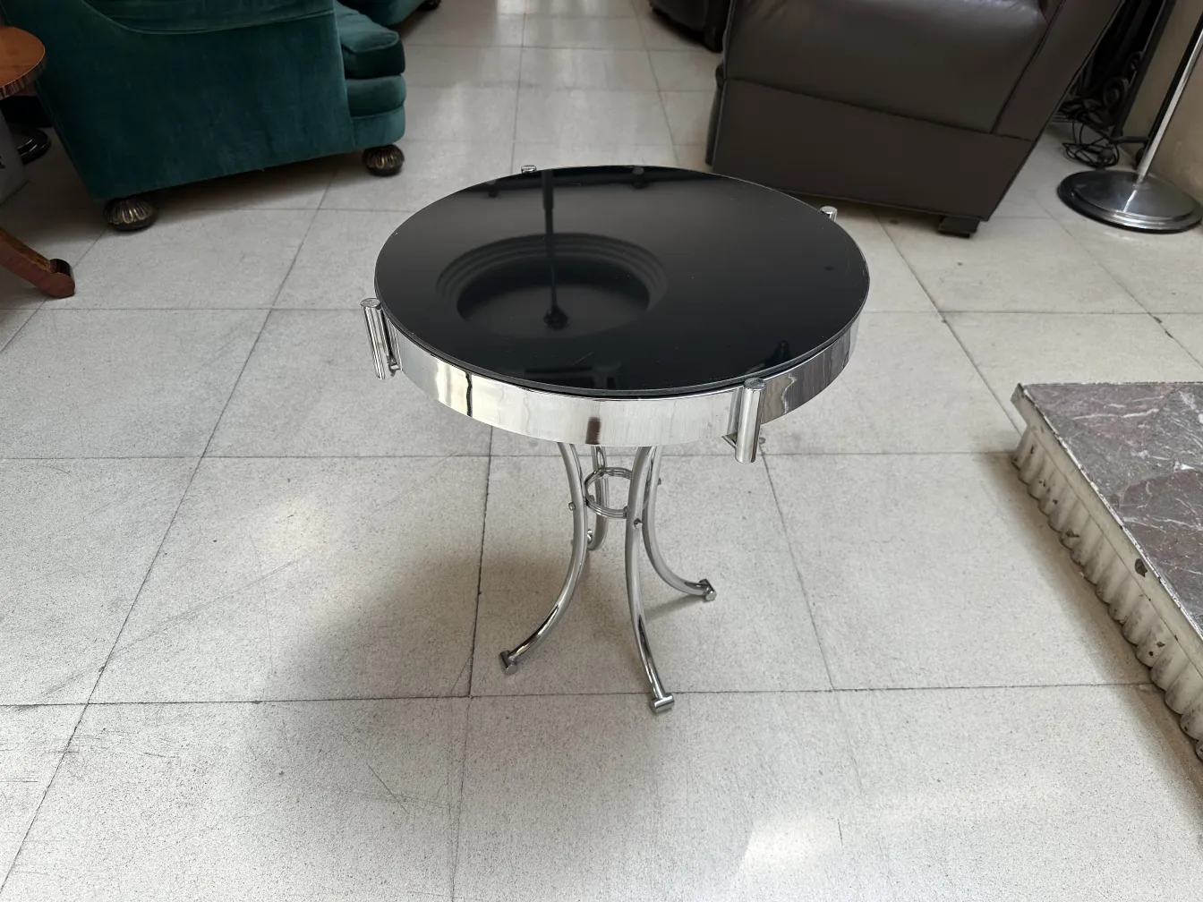 petite table ancienne au design élégant avec surface noire dans un cadre accueillant