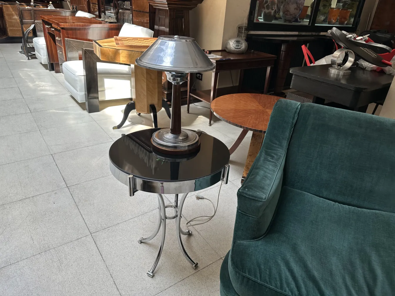 runde antike kleine Tisch mit Lampe und Metallbasis