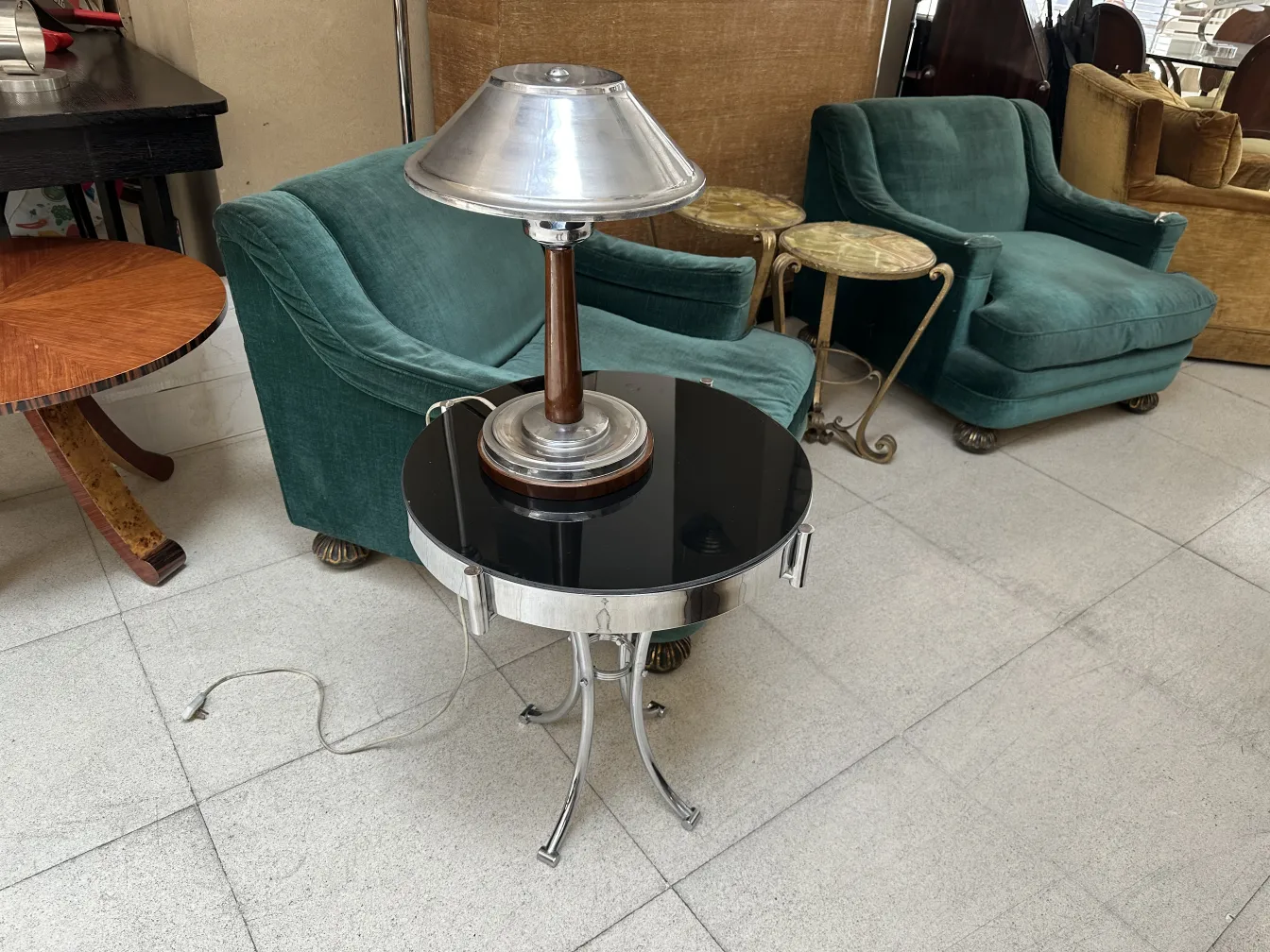 petite table antique avec plateau noir et lampe argentée, cadre chaleureux