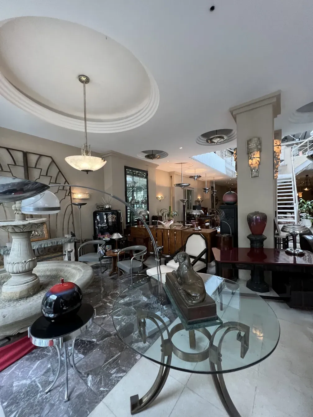 Mesita antigua con diseño elegante en un salón atractivo