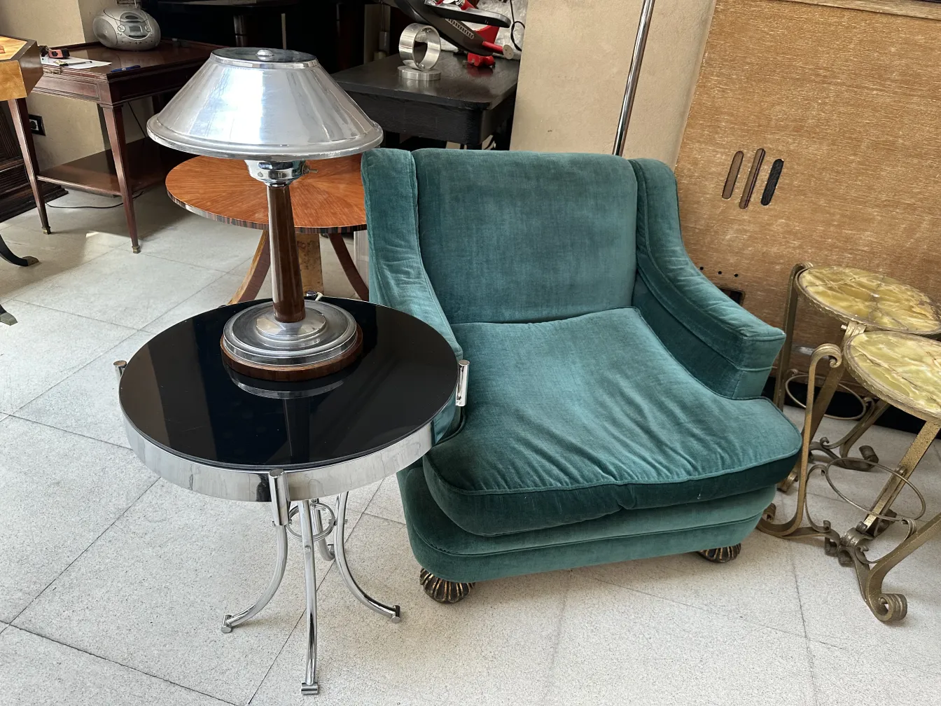 Antiker kleiner Tisch mit Lampe, schwarz und silber, in einem gemütlichen Rahmen.