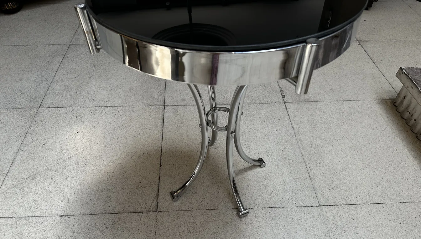 Tavolino antico rotondo con base curvata e superficie nera