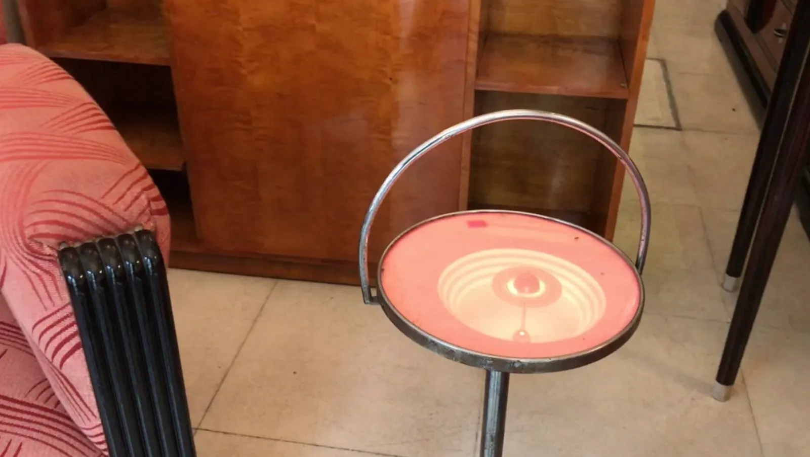 Mesinha antiga com design decorativo, em um ambiente retrô