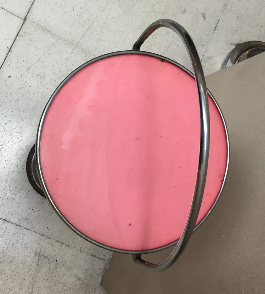 tavolino antico rotondo rosa con base in metallo