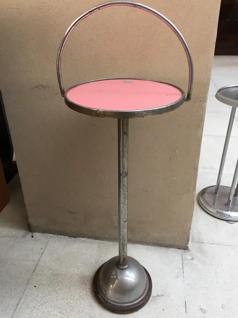 petite table ancienne avec un dessus rose et un pied haut