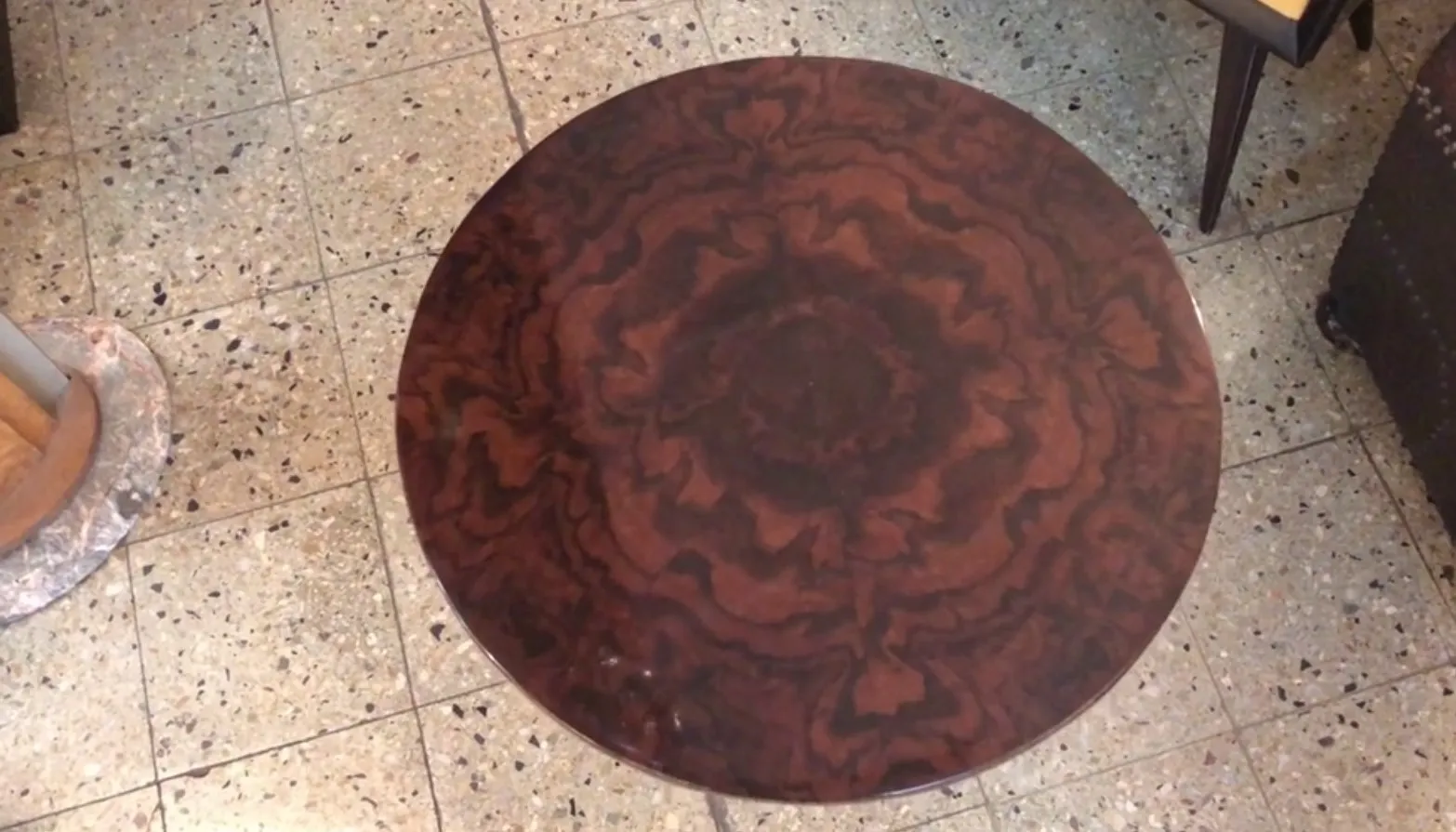 petite table antique avec surface ronde et design détaillé