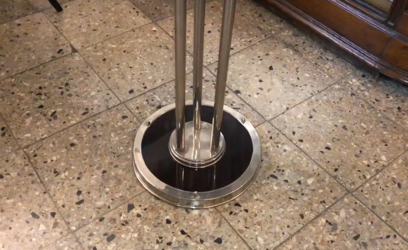 petite table antique avec base décorative dans un cadre élégant