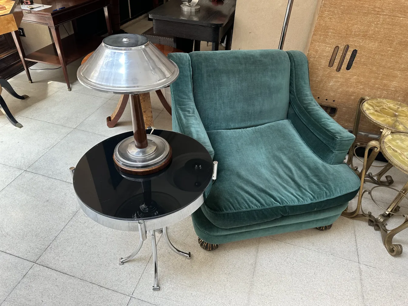 tavolino antico con piano nero e lampada in metallo