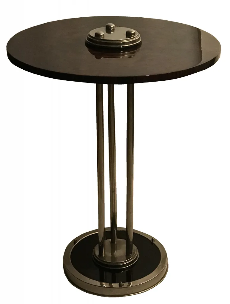 Petite table antique avec finition brillante et base chromée.