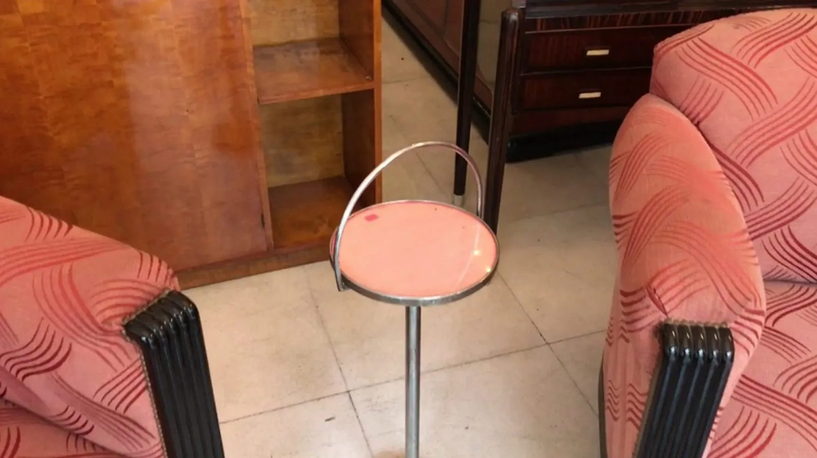 kleiner antiker Tisch mit Metallbasis und rosa Farbe