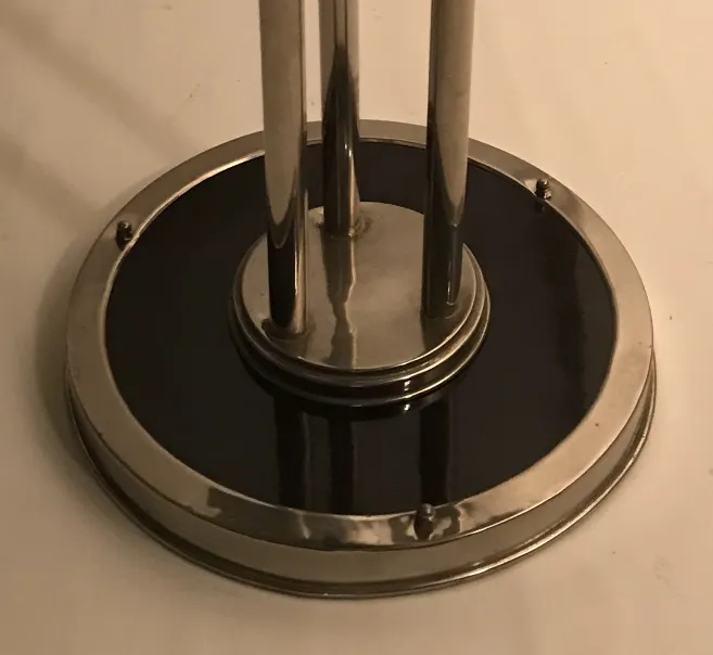 détail d'une petite table ancienne avec base ronde, élégante et décorative