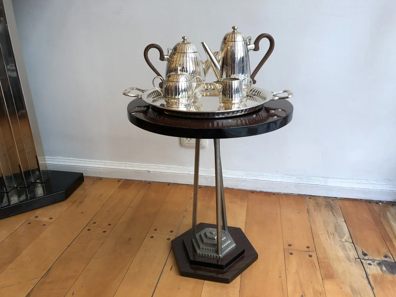 ancienne petite table avec service à thé dessus