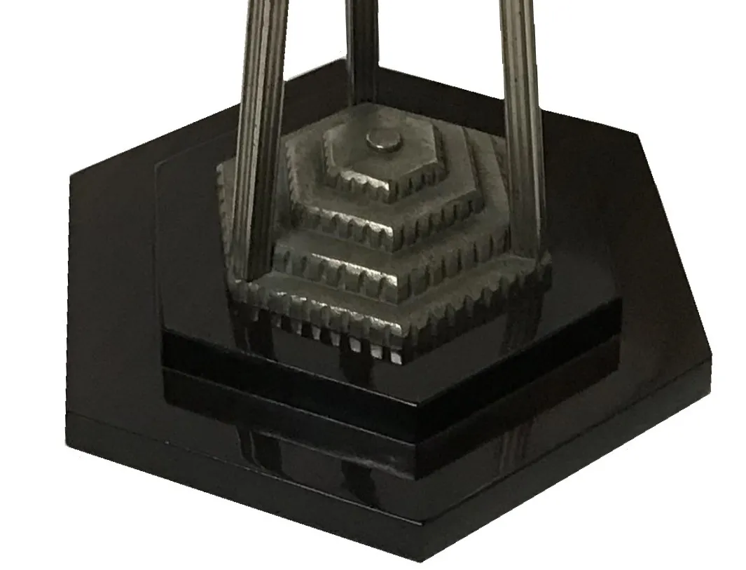 Mesinha antiga com base hexagonal e design decorativo