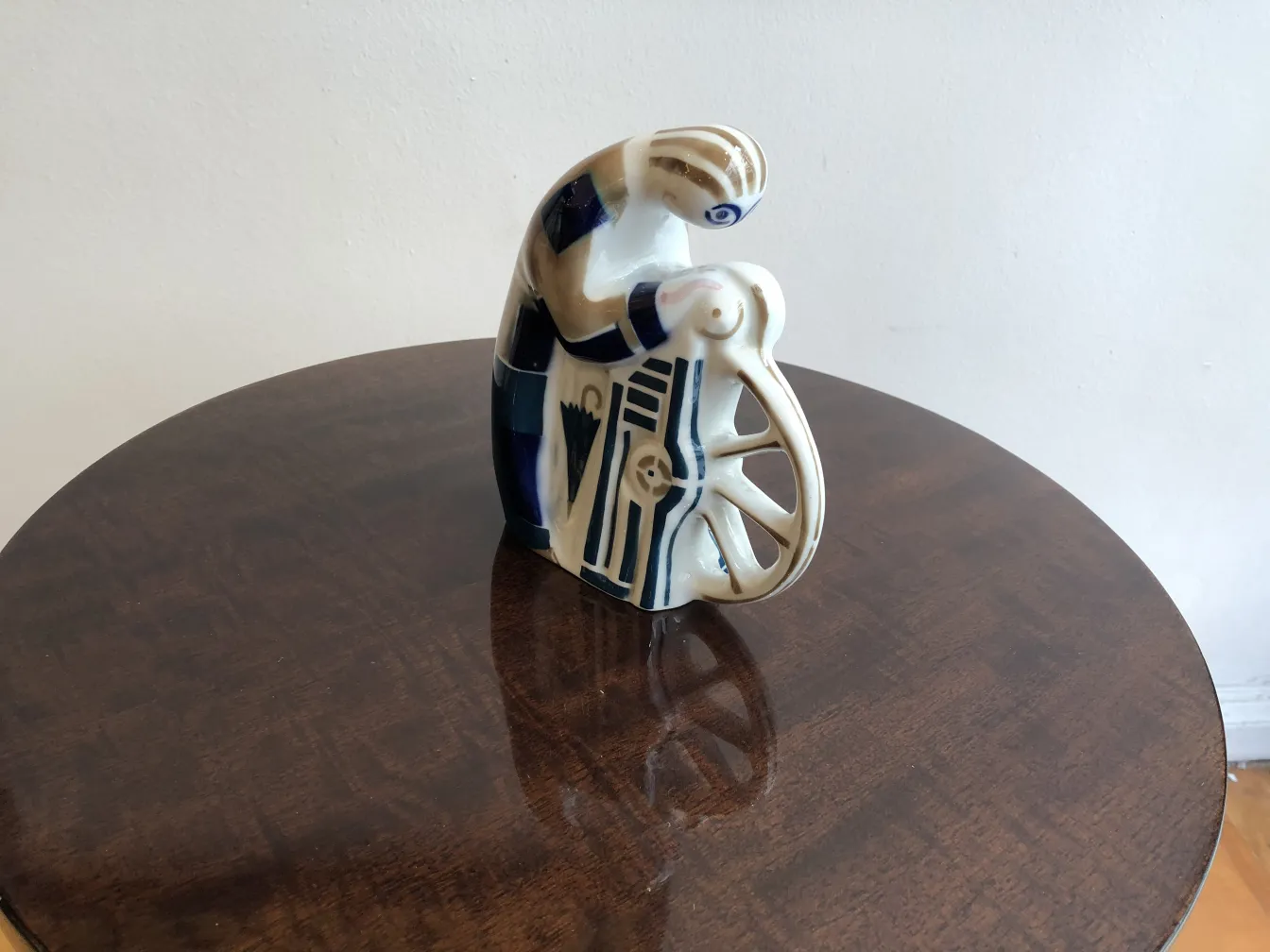 petite table antique avec une figurine décorative dessus